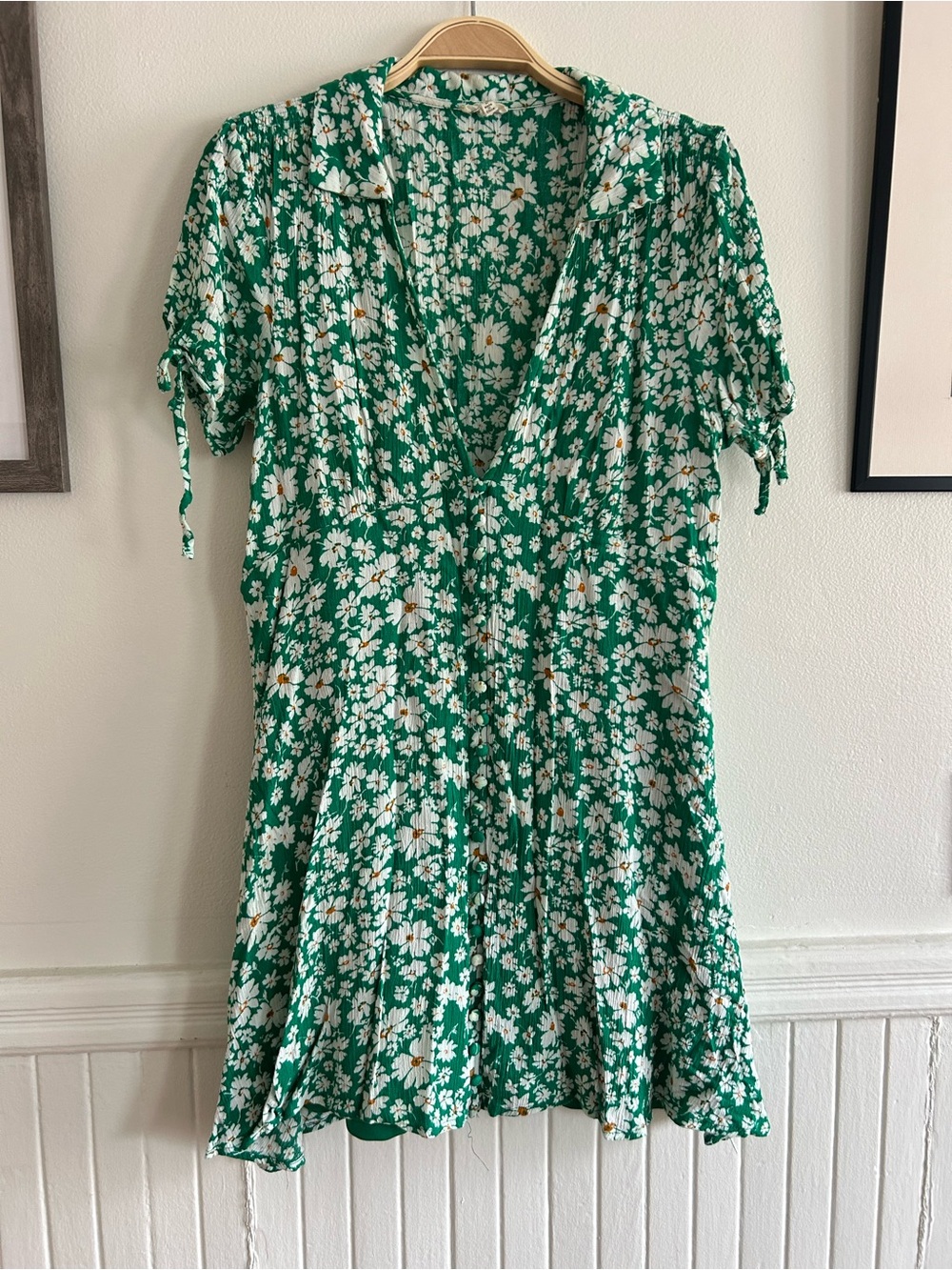 En Creme Green Floral V-Neck Mini Dress